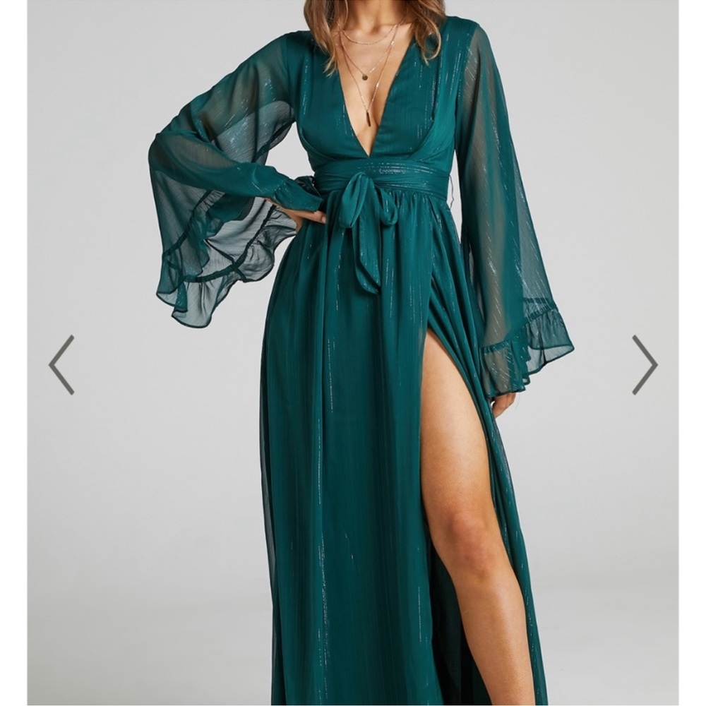 HelloI’mlooking for this dress from SHOWPOSize16 or18 in A FORESTGREEN&BURGUNDY